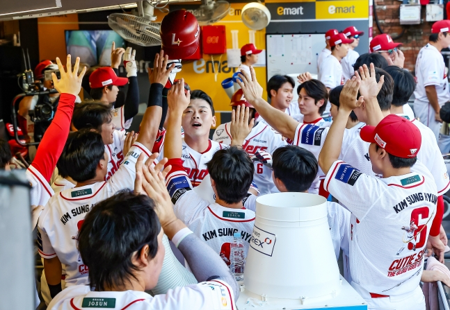 SSG 랜더스 전의산(가운데)이 5일 인천 SSG랜더스필드에서 열린 두산 베어스와 2026 신한 SOL KBO리그 홈경기에서 4회말 결승 스리런 홈런을 날리고 더그아웃에서 동료들과 세리머니를 하고 있다. /사진=SSG 랜더스 제공