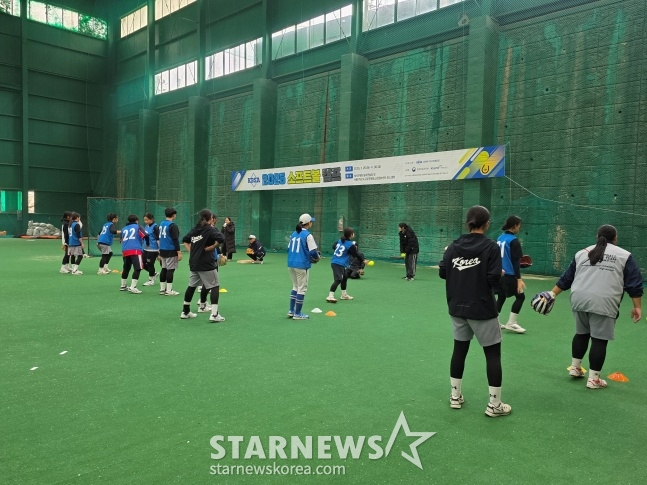 한국 소프트볼 유망주들이 지난해 경기도 고양시에 위치한 NH인재원에서 열린 야구·소프트볼·베이스볼5 캠프에서 한국과 일본 소프트볼 지도자들에게 지도받고 있다. /사진=김동윤 기자