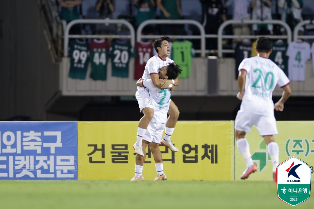 정재희(아래)가 득점 후 세리머니하고 있다. /사진=한국프로축구연맹 제공