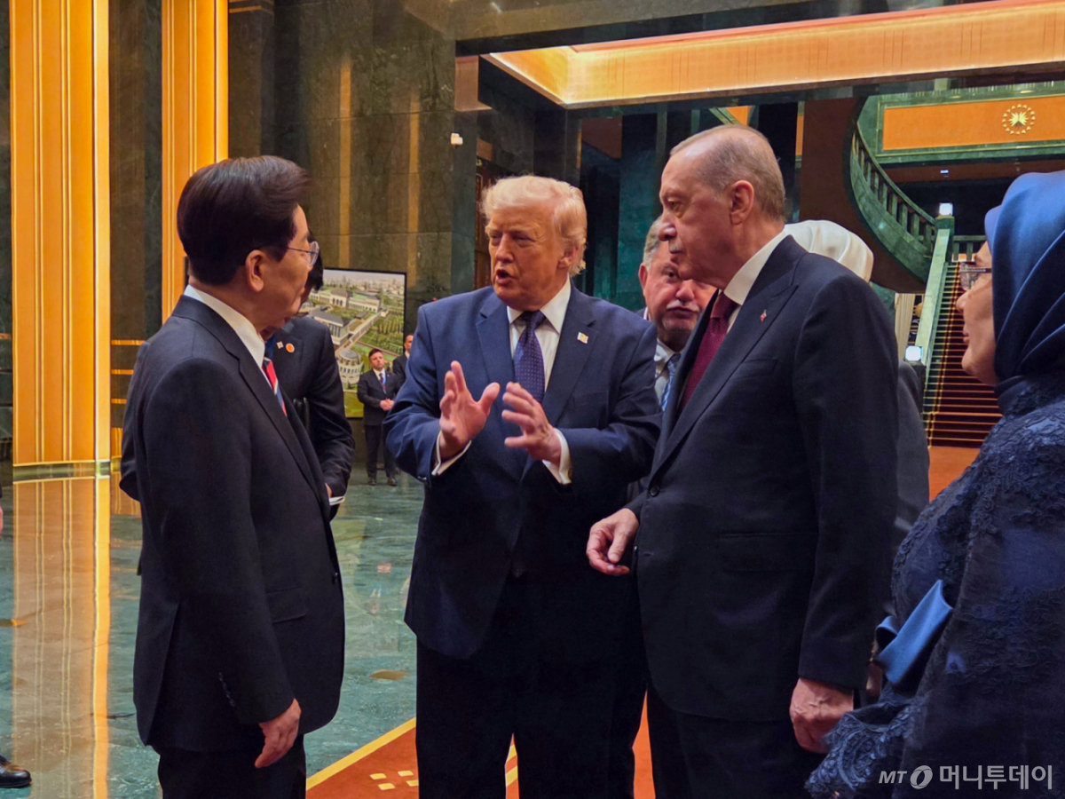 (앙카라(튀르키예)=뉴스1) 이재명 기자 = 북대서양조약기구(NATO·나토) 정상회의에 참석 중인 이재명 대통령이 7일(현지시간) 튀르키예 앙카라 대통령궁에서 열린 튀르키예 대통령 내외 주최 공식 환영만찬에서 도널드 트럼프 미국 대통령과 대화하고 있다. (공동취재) 2026.7.8/뉴스1  Copyright © 뉴스1. All rights reserved. 무단 전재 및 재배포,  AI학습 이용 금지. /사진=(앙카라(튀르키예)=뉴스1) 이재명 기자