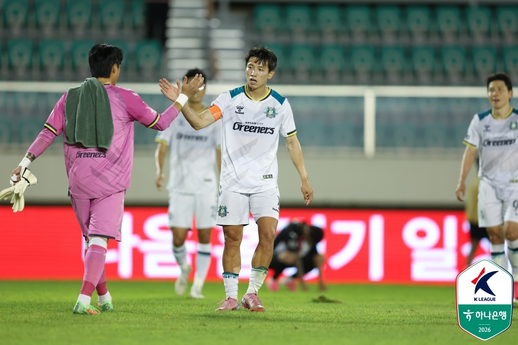 안산 그리너스 선수들이 부산 아이파크를 꺾고 기뻐하고 있다. /사진=한국프로축구연맹 제공