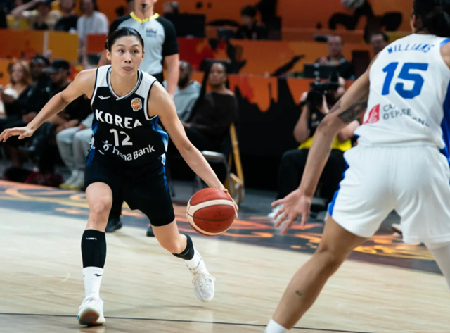 경기에 집중하는 이해란(왼쪽). /사진=FIBA