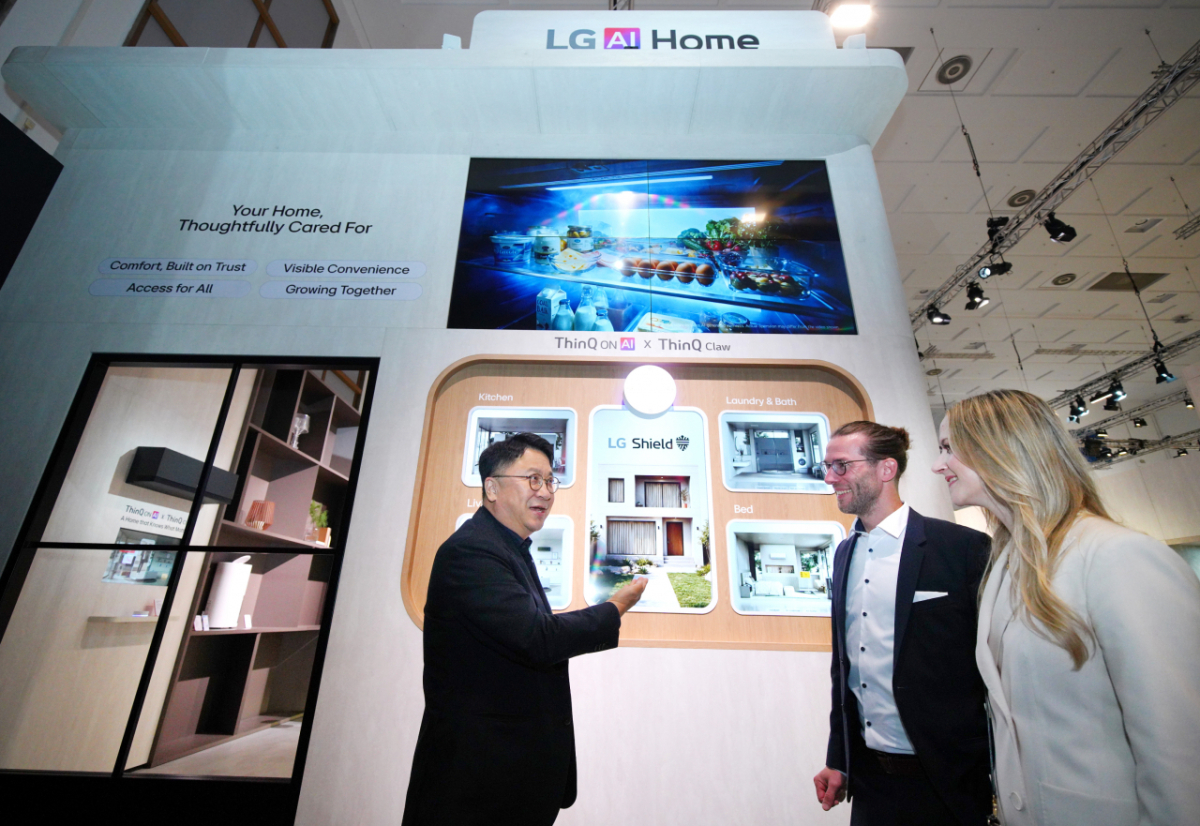 LG전자 백승태 HS사업본부장이 IFA 2026 LG전자 부스에서 AI홈 플랫폼 ‘씽큐’, AI홈 허브 ‘씽큐 온’, 실행형 AI 에이전트 ‘씽큐 클로’를 통해 AI가 고객의 공간을 이해하고 필요한 기능을 제공하는 AI홈 솔루션을 소개하고 있다. /사진제공=LG전자