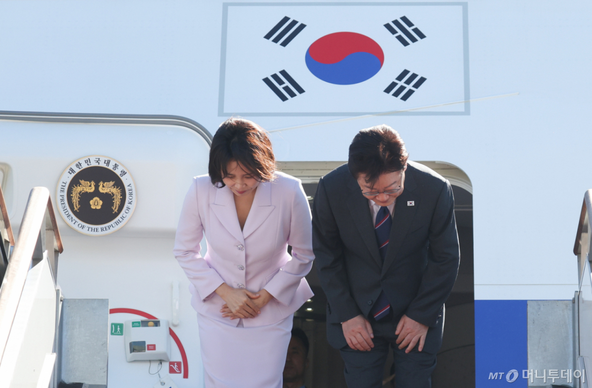 (성남=뉴스1) 이재명 기자 = 프랑스를 국빈 방문하는 이재명 대통령과 김혜경 여사가 6일 경기 성남 서울공항을 통해 출국하며 인사하고 있다. 2026.9.6/뉴스1 Copyright © 뉴스1. All rights reserved. 무단 전재 및 재배포, AI학습 이용 금지. /사진=(성남=뉴스1) 이재명 기자