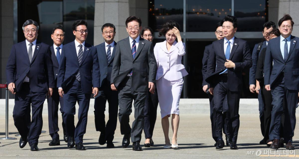 (성남=뉴스1) 이재명 기자 = 프랑스를 국빈 방문하는 이재명 대통령과 김혜경 여사가 6일 경기 성남 서울공항에서 공군1호기로 이동하고 있다. 2026.9.6/뉴스1 Copyright © 뉴스1. All rights reserved. 무단 전재 및 재배포, AI학습 이용 금지. /사진=(성남=뉴스1) 이재명 기자