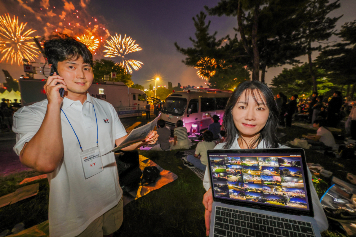 '서울세계불꽃축제 2026' 행사장에서 KT 직원들이 5G 단독모드(SA) 네트워크 슬라이싱 기술을 적용한 단말로 현장 안전관리용 통신망 품질을 점검하고 있다./사진제공=KT