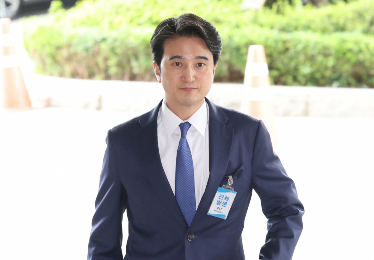 [서울=뉴시스] 조수정 기자 = 추형욱 SK이노베이션 사장이 14일 오후 한성숙 국무총리, 마이크로소프트(MS) 공동창업자인 빌 게이츠(왼쪽) 테라파워 이사장 등과 면담을 위해 서울 종로구 정부서울청사에 등청하고 있다. 이날 테라파워와 SK이노베이션은 테라파워가 준비중인 소형모듈원전(SMR) 상용화 등 계약을 체결한다. 2026.08.14. chocrystal@newsis.com /사진=조수정