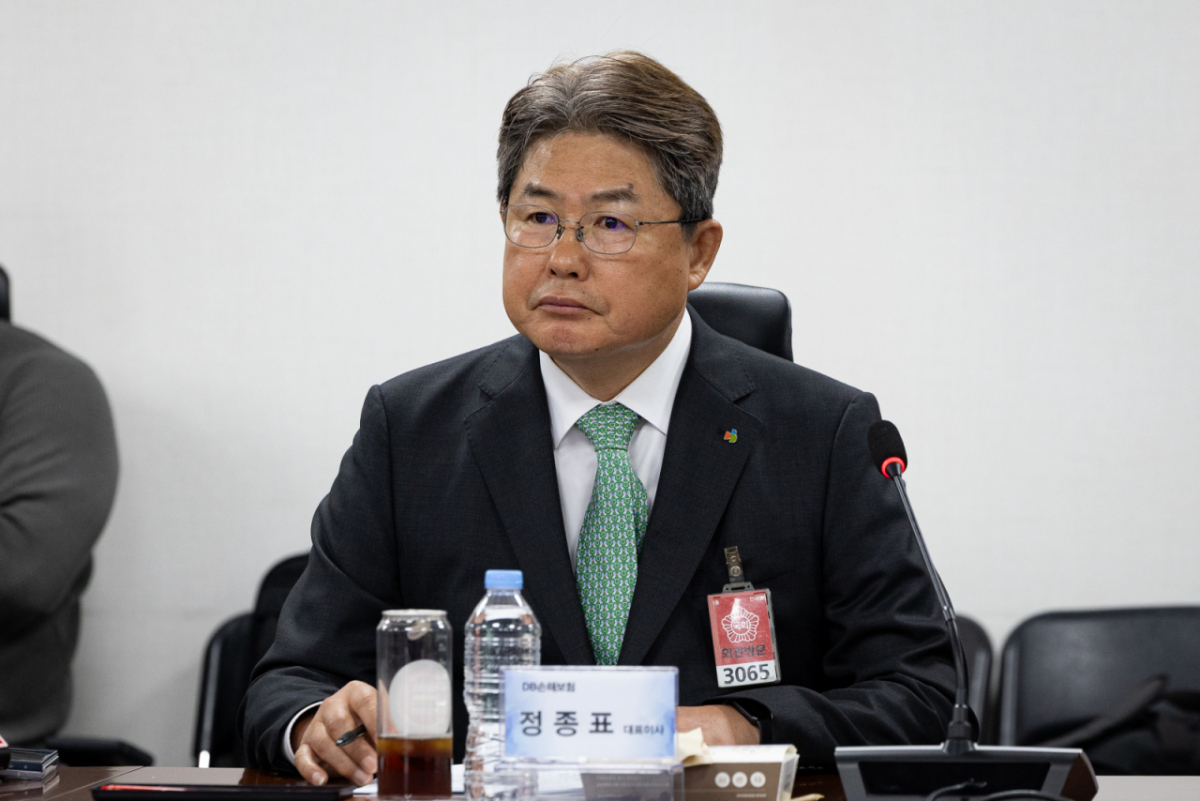 (서울=뉴스1) 유승관 기자 = 정종표 DB손해보험 대표이사가 27일 서울 여의도 국회 의원회관에서 이병래 손해보험협회장의 차량 5부제 관련 자동차보험료 할인 방안 발표를 경청하고 있다. 2026.4.27/뉴스1  Copyright © 뉴스1. All rights reserved. 무단 전재 및 재배포,  AI학습 이용 금지. /사진=(서울=뉴스1) 유승관 기자