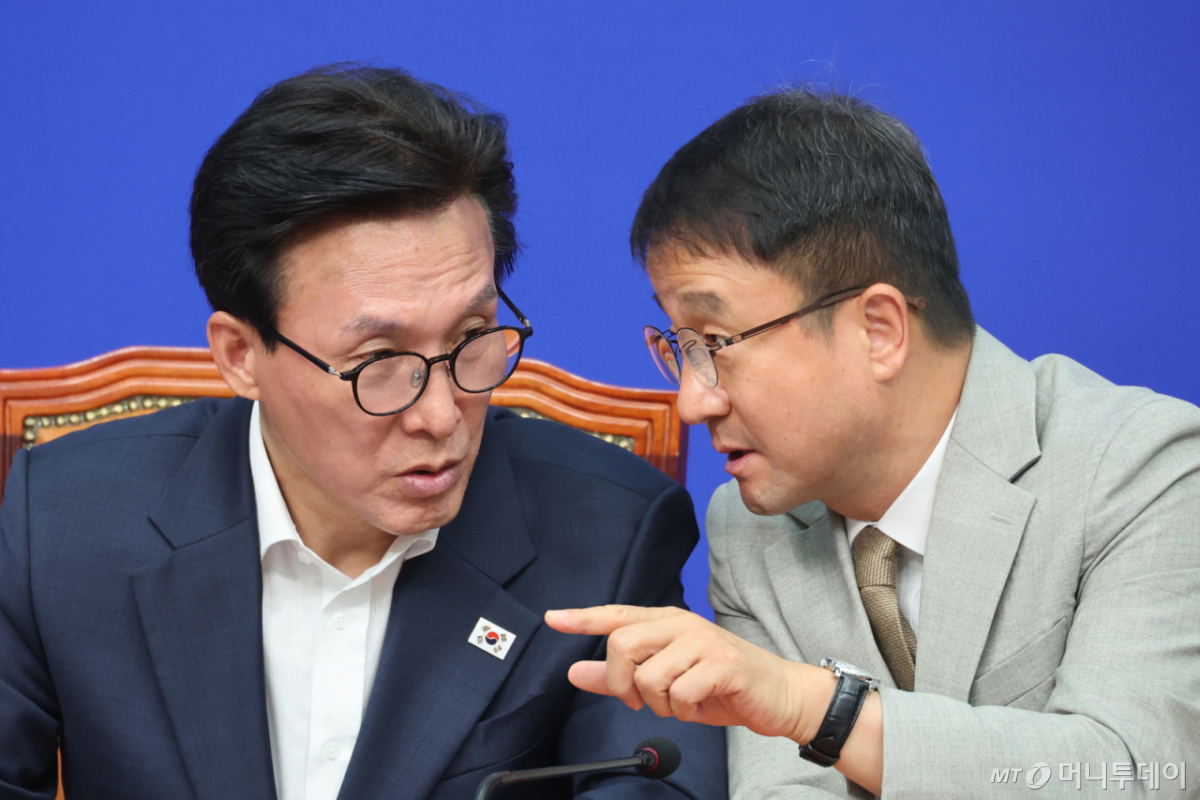 (서울=뉴스1) 신웅수 기자 = 김민석 더불어민주당 대표와 한병도 원내대표가 24일 서울 여의도 국회에서 열린 최고위원회의에서 대화하고 있다. 2026.8.24/뉴스1 Copyright © 뉴스1. All rights reserved. 무단 전재 및 재배포, AI학습 이용 금지. /사진=(서울=뉴스1) 신웅수 기자
