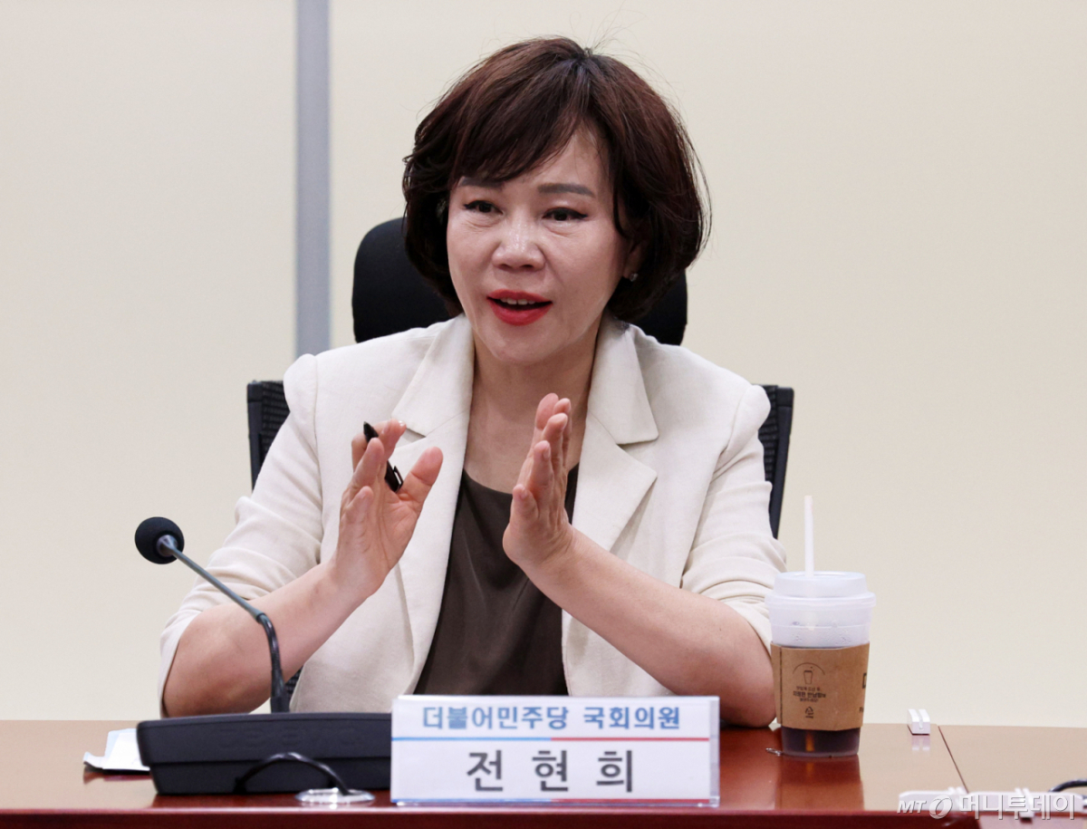 전현희 더불어민주당 의원이 지난달 12일 서울 여의도 국회 의원회관에서 열린 '청년 고용 확대·창업 지원을 위한 정책간담회 및 협약식'에서 박수치고 있다. /사진=뉴시스
