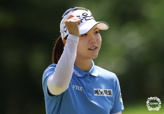 최예림이 6일 경기 포천 아도니스 컨트리클럽(파72)에서 열린 한국여자프로골프(KLPGA) 투어 OK저축은행 읏맨 오픈(총상금 10억원) 최종 3라운드에서 퍼트를 성공시키고 환호하는 갤러리를 향해 손을 들어 인사하고 있다./사진=KLPGT 제공