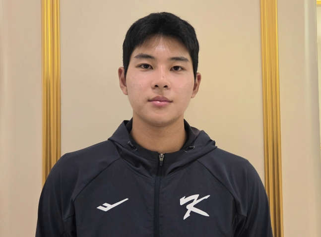 하현승이 대만 타이베이에서 열리는 18세 이하(U-18) 아시아청소년야구선수권대회를 앞두고 취재진과 인터뷰를 하고 있다. /사진=공동취재단
