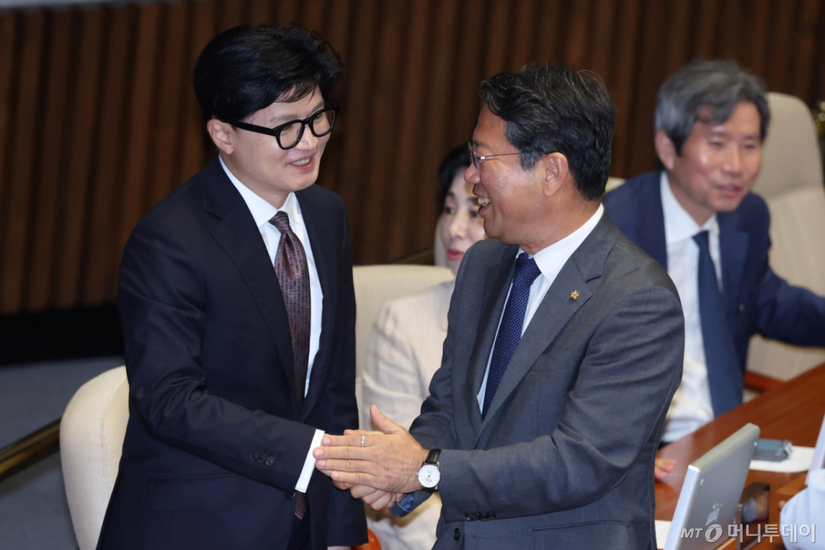 (서울=뉴스1) 신웅수 기자 = 법무부 장관 후보인 김승원 더불어민주당 의원과 한동훈 무소속 의원이 1일 서울 여의도 국회에서 열린 제439회국회(정기회) 개회식에서 인사하고 있다. 2026.9.1/뉴스1 Copyright © 뉴스1. All rights reserved. 무단 전재 및 재배포, AI학습 이용 금지. /사진=(서울=뉴스1) 신웅수 기자