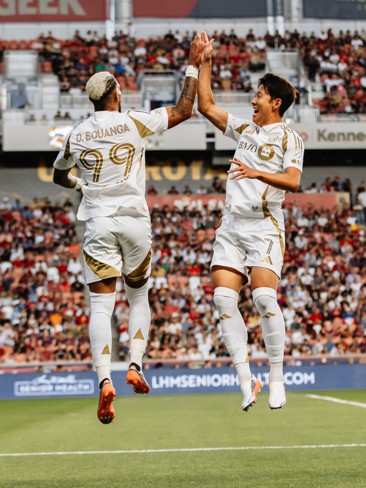 LAFC 손흥민이 6일(한국시간) 미국 유타주 솔트레이크 시티의 아메리카 퍼스트 필드에서 열린 2026 미국 프로축구 메이저리그사커(MLS) 솔트레이크전에 선발 풀타임 출전해 드니 부앙가와 합작 세리머니를 하고 있다. /사진=LAFC SNS 캡처