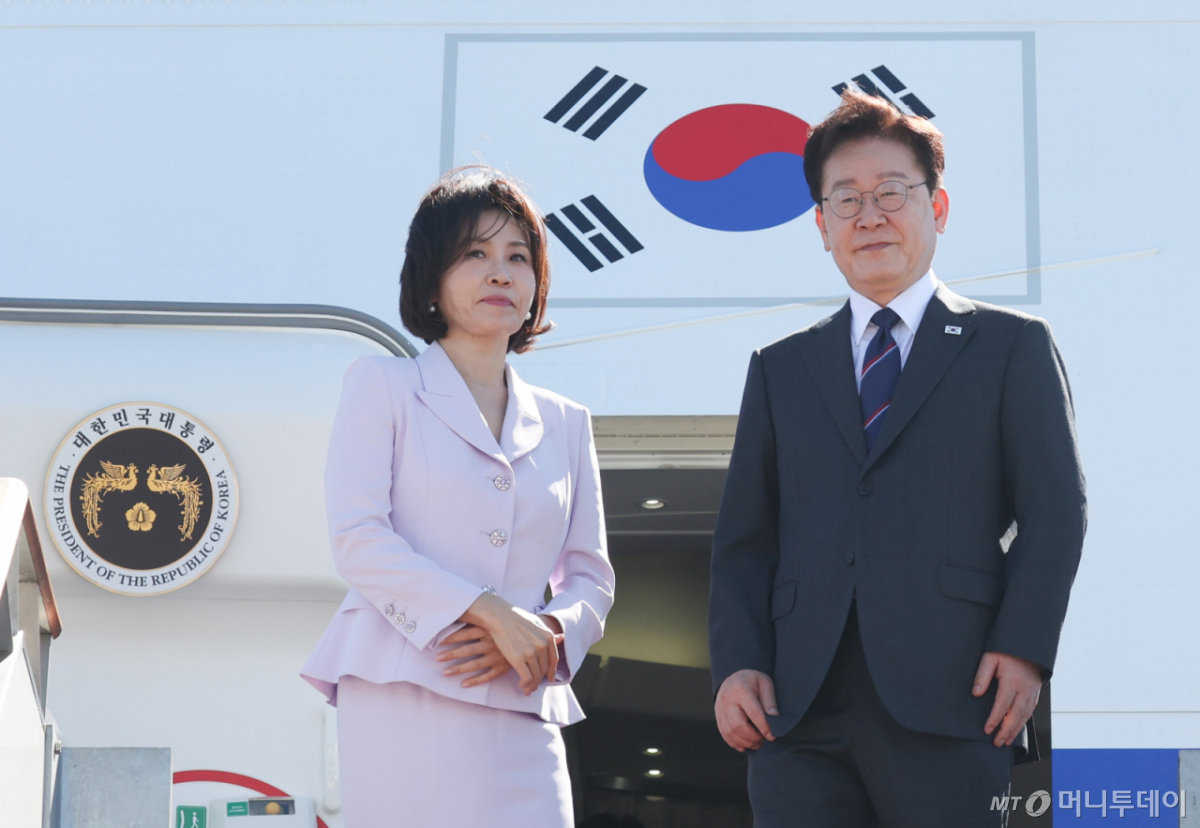 (니스(프랑스)=뉴스1) 이재명 기자 = 프랑스를 국빈 방문하는 이재명 대통령과 김혜경 여사가 6일 경기 성남 서울공항에서 공군1호기에 오르고 있다. 2026.9.6/뉴스1  Copyright © 뉴스1. All rights reserved. 무단 전재 및 재배포,  AI학습 이용 금지. /사진=(니스(프랑스)=뉴스1) 이재명 기자