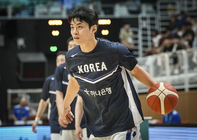 경기 전 몸을 푸는 유기상. /사진=대한민국농구협회 제공