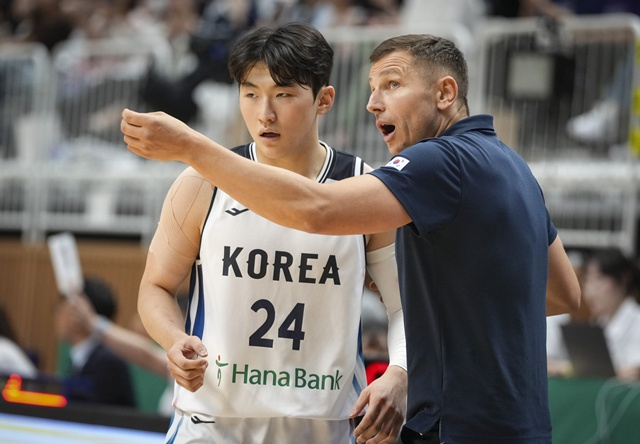 니콜라스 마줄스 한국 대표팀 감독(오른쪽). /사진=대한민국농구협회 제공