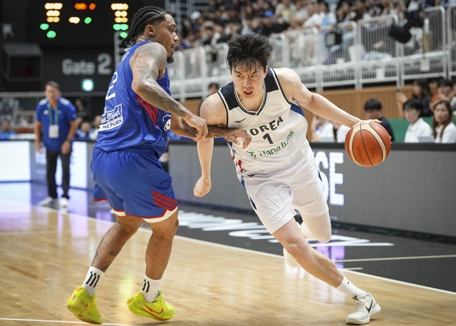 경기에 집중하는 이현중(오른쪽). /사진=대한민국농구협회 제공