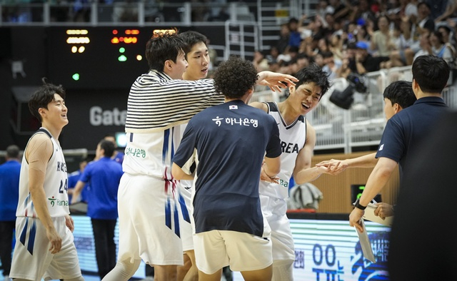기뻐하는 한국 선수들. /사진=대한민국농구협회 제공