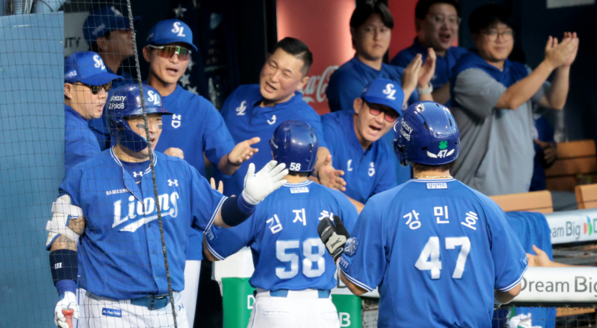 삼성 2번타자 박승규가 6일 잠실야구장에서 열린 2026KBO리그 삼성라이온즈와 LG트윈스 경기 6회초 2사 2,3루에서 2타점 적시타를 터트리자 김지찬 강민호가 득점한 후 최형우의 축하를 받고 있다 . 2026.09.06.   삼성 2번타자 박승규가 6일 잠실야구장에서 열린 2026KBO리그 삼성라이온즈와 LG트윈스 경기 6회초 2사 2,3루에서 2타점 적시타를 터트리자 김지찬 강민호가 득점한 후 최형우의 축하를 받고 있다 . 2026.09.06. /사진=강영조 cameratalks@