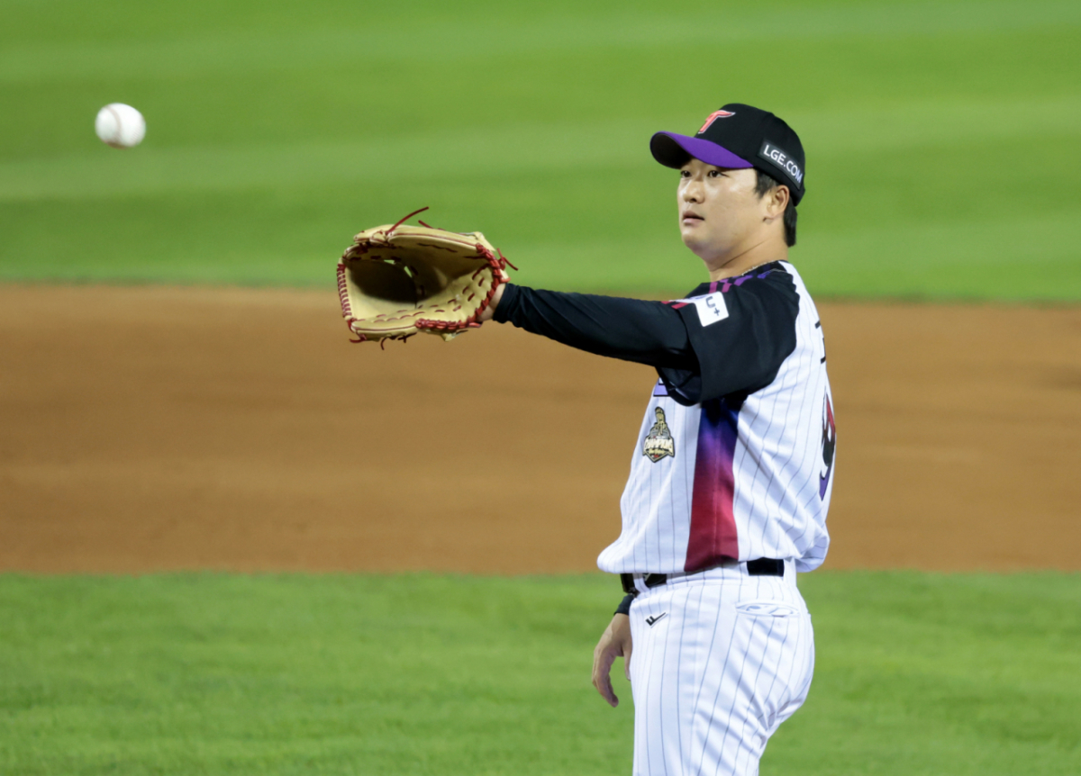 LG에 복귀한 고우석이 4일 잠실야구장에서 열린 2026KBO리그 삼성라이온즈와 LG트윈스 경기 9회초 1점차 리드상황에서 등판해 무실점을 기록하며 승리를 지켜내고 있다.  /사진=강영조 cameratalks@