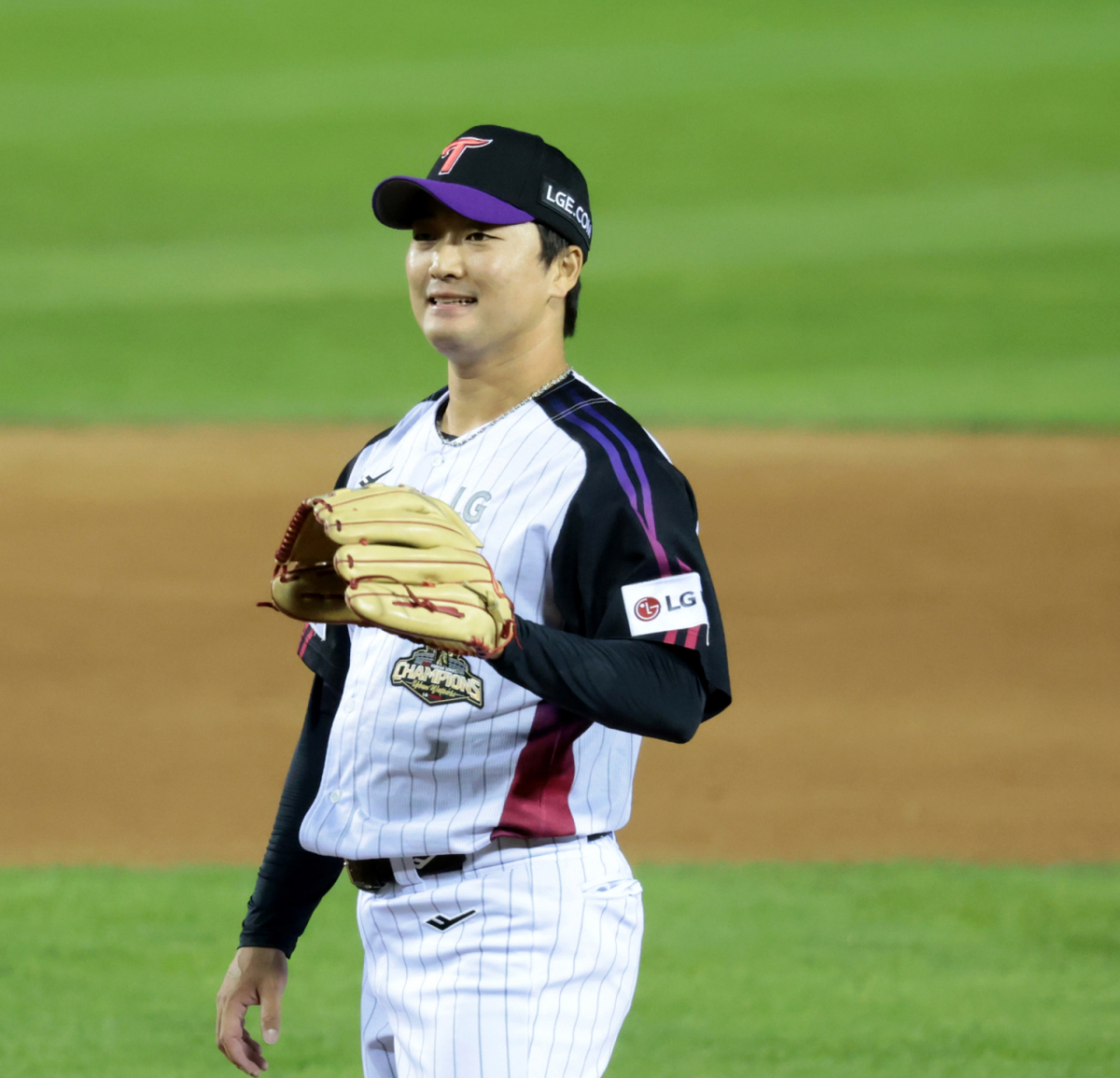 LG에 복귀한 고우석이 4일 잠실야구장에서 열린 2026KBO리그 삼성라이온즈와 LG트윈스 경기 9회초 1점차 리드상황에서 등판해 무실점을 기록하며 승리를 지켜내고 있다.  /사진=강영조 cameratalks@