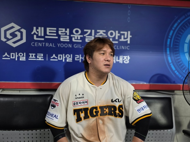KIA 김선빈이 지난 5일 광주 KT전을 승리로 이끈 뒤 취재진과 인터뷰에 응했다. /사진=김동윤 기자