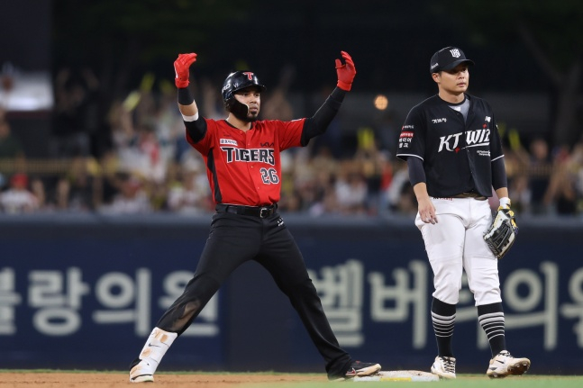 KIA 카스트로가 6일 광주 KT전에서 2타점 적시 2루타를 치고 세리머니했다. /사진=KIA 타이거즈 제공