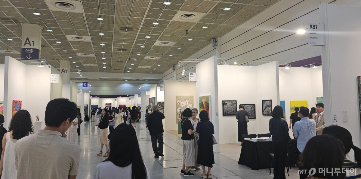 지난 4일 서울 강남구 코엑스에서 열린 '키아프 2026'에 부스를 차린 일본·대만·미국 갤러리들의 모습. / 사진 = 오진영 기자