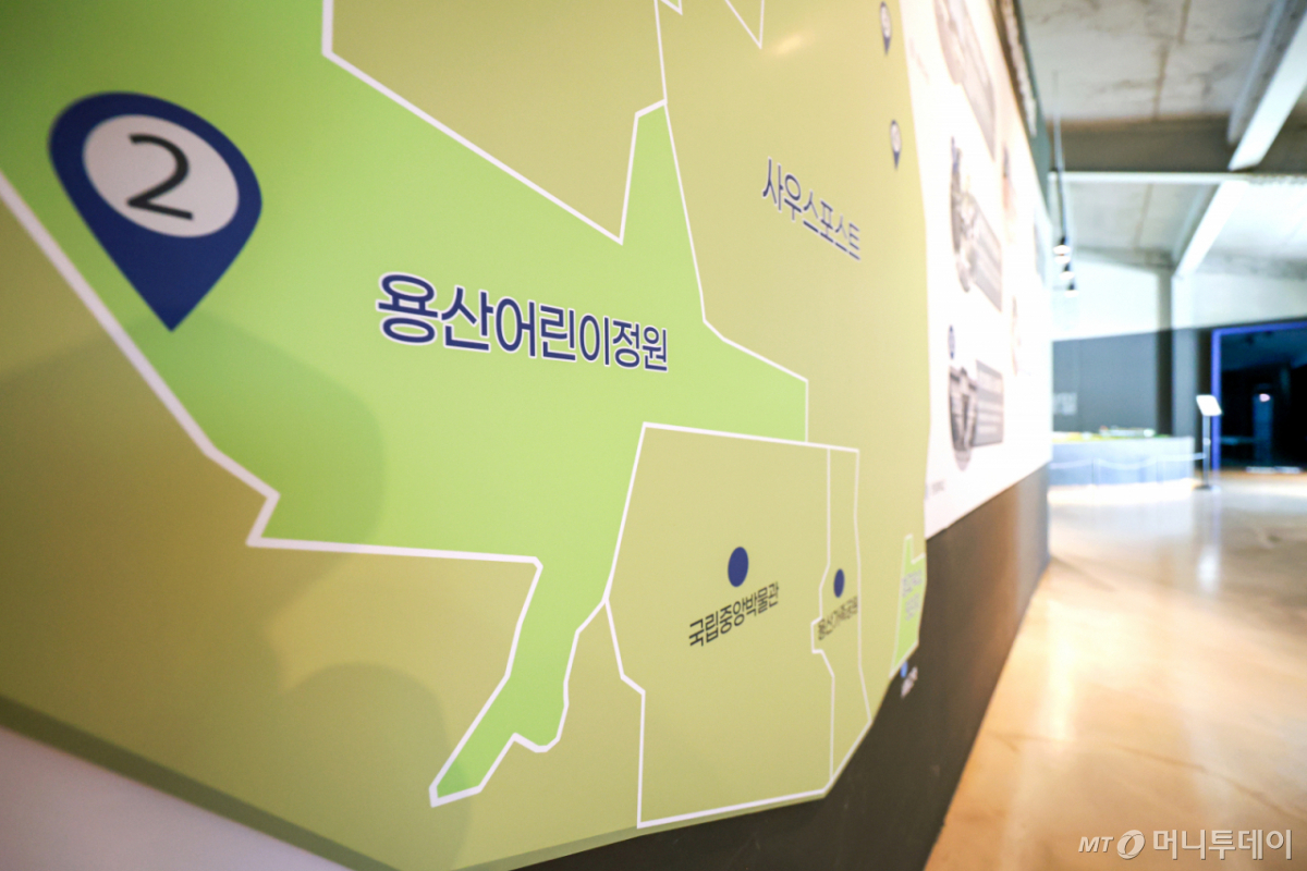 25일 서울시와 국토교통부에 따르면 오세훈 서울시장과 김윤덕 국토교통부 장관이 26일 주택 공급 관련 2차 회동을 갖는다. 앞선 만남에서 정부는 공원 내 훼손지를 활용해 주택 공급을 하자고 했지만 서울시는 공원 일부라도 주택을 지을 수 없다고 선을 그었다. 오 시장이 주택 공급을 할 수 있는 용산공원 대체 부지를 언급한 만큼, 입장 차이가 좁혀질지 관건이다. 사진은 이날 서울 용산구 장교숙소5단지 내 홍보관에 설치된 용산공원 지도의 모습. 2026.8.25/뉴스1  