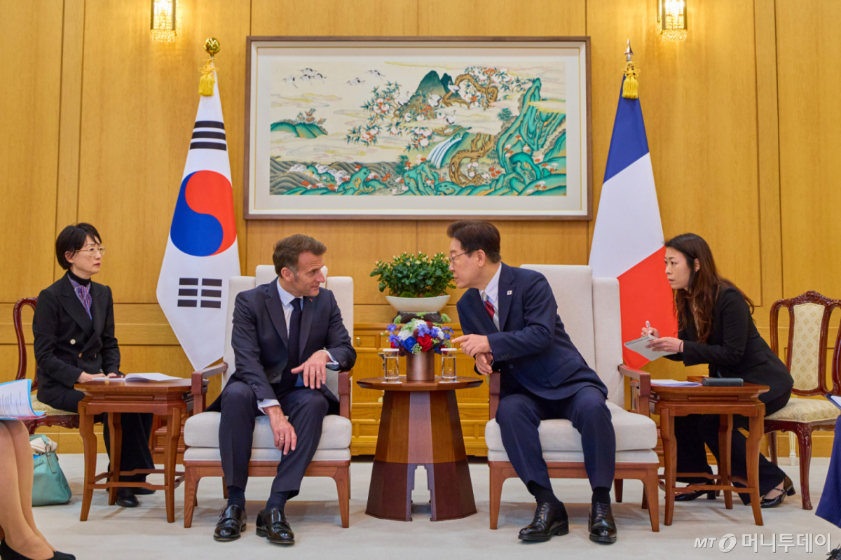 (서울=뉴스1) 허경 기자 = 이재명 대통령과 에마뉘엘 마크롱 프랑스 대통령이 3일 청와대에서 소인수회담을 하고 있다. (청와대 제공. 재판매 및 DB 금지) 2026.4.3/뉴스1 Copyright © 뉴스1. All rights reserved. 무단 전재 및 재배포, AI학습 이용 금지. /사진=(서울=뉴스1) 허경 기자