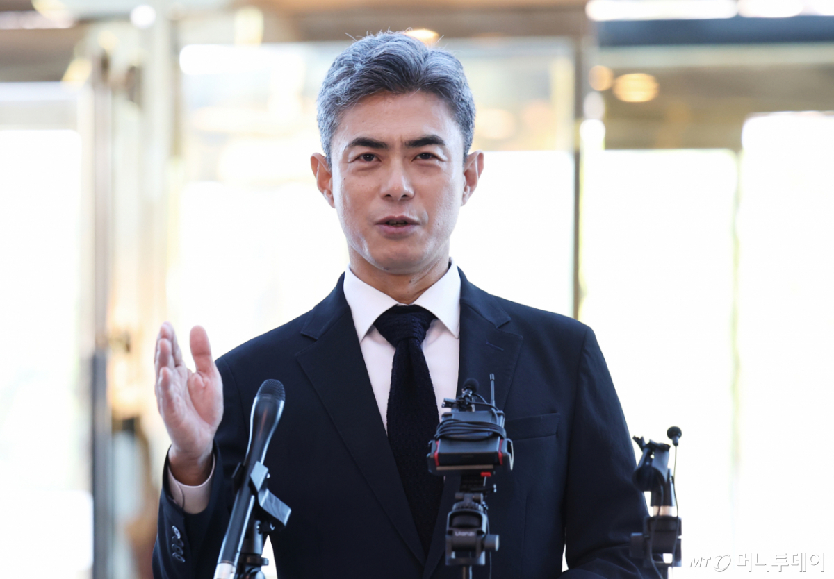 (서울=뉴스1) 오대일 기자 = 강신철 국방부 장관 후보자가 3일 오전 서울 용산구 국방컨벤션에 마련된 인사청문회 준비 사무실로 첫 출근하며 소감을 밝히고 있다. 2026.9.3/뉴스1 Copyright © 뉴스1. All rights reserved. 무단 전재 및 재배포, AI학습 이용 금지.