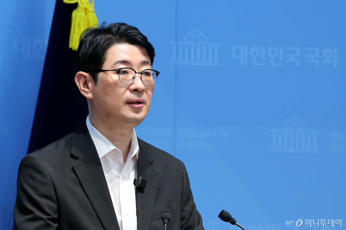 (서울=뉴스1) 황기선 기자 = 주진우 국민의힘 의원이 6일 오후 서울 여의도 국회 소통관에서 김승원 법무부 장관 후보자 인사청문 관련 기자회견을 하고 있다.  주 의원은 이날 김 장관 후보자 가족이 일하는 사회적협동조합이 4년간 정부 바우처 수익 8억 7877만 원을 올렸고, 이 가운데 38%에 해당하는 3억 3143만 원이 김 후보자의 배우자와 두 자녀에게 급여로 지급됐다고 주장했다. 2026.9.6/뉴스1  Copyright © 뉴스1. All rights reserved. 무단 전재 및 재배포,  AI학습 이용 금지. /사진=(서울=뉴스1) 황기선 기자