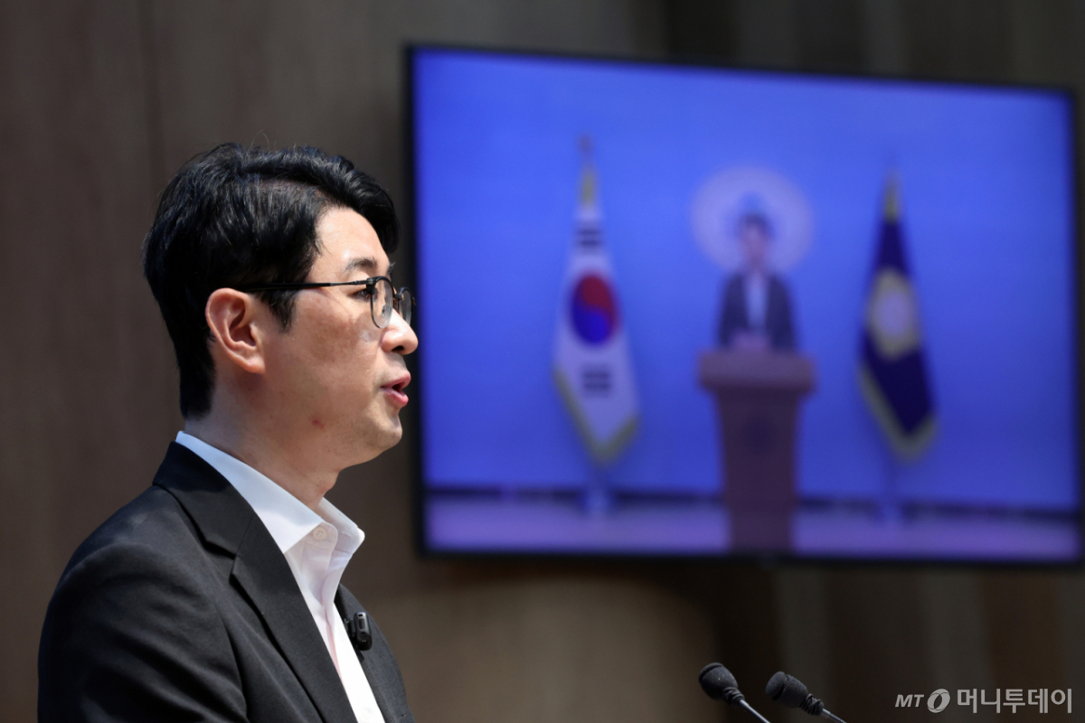 (서울=뉴스1) 황기선 기자 = 주진우 국민의힘 의원이 6일 오후 서울 여의도 국회 소통관에서 김승원 법무부 장관 후보자 인사청문 관련 기자회견을 하고 있다. 주 의원은 이날 김 장관 후보자 가족이 일하는 사회적협동조합이 4년간 정부 바우처 수익 8억 7877만 원을 올렸고, 이 가운데 38%에 해당하는 3억 3143만 원이 김 후보자의 배우자와 두 자녀에게 급여로 지급됐다고 주장했다. 2026.9.6/뉴스1 Copyright © 뉴스1. All rights reserved. 무단 전재 및 재배포, AI학습 이용 금지. /사진=(서울=뉴스1) 황기선 기자