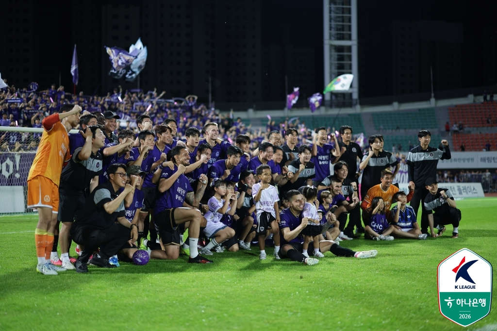 지난 7월 강원FC전 승리 후 FC안양 선수단. /사진=한국프로축구연맹 제공