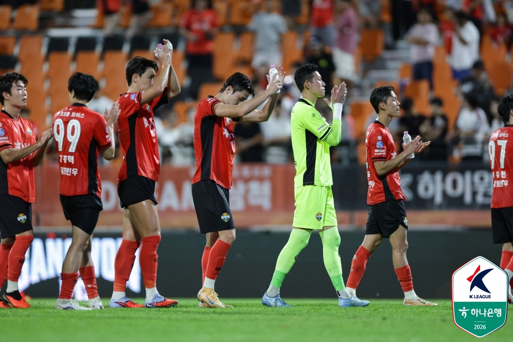 강원FC 선수단이 포항 스틸러스전 무승부 후 팬들에게 인사하고 있다. /사진=한국프로축구연맹 제공