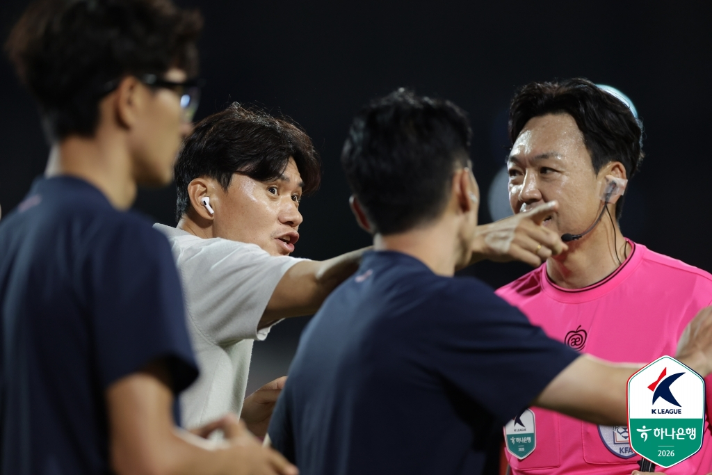 정경호(왼쪽에서 두 번째) 강원FC 감독이 6일 오후 7시 안양종합운동장에서 열린 하나은행 K리그1 2026 27라운드 경기 중 주심에게 얘기하고 있다. /사진=한국프로축구연맹 제공