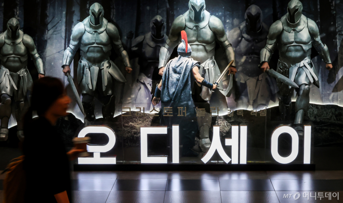 (서울=뉴스1) 김진환 기자 = 4일 오후 서울의 한 영화관에서 영화 '오디세이' 조형물 앞으로 관람객들이 지나고 있다. 이날 영화관입장권 통합전산망에 따르면 '오디세이' 누적 관객 수는 932만9000명으로, 이 추세라면 이번 주말 1000만 관객 고지를 밟을 것으로 예상된다. '오디세이'가 1000만 관객을 돌파하면 장항준 감독의 '왕과 사는 남자'(1691만명) 이후 올해 2번째 1000만 영화가 된다. 2026.9.4/뉴스1 Copyright © 뉴스1. All rights reserved. 무단 전재 및 재배포, AI학습 이용 금지. /사진=(서울=뉴스1) 김진환 기자