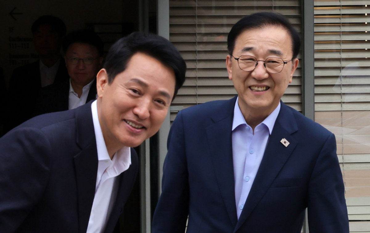김윤덕(오른쪽) 국토교통부 장관과 오세훈 서울시장이 지난달 26일 오전 서울 중구 달개비에서 주택공급 관련 2차 회동을 마친 뒤 이동하고 있다. /뉴시스
