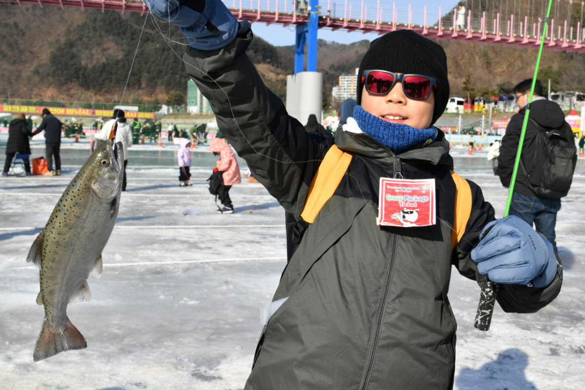 지난 2월1일 축제장을 방문한 외국인 관광객들이 산천어 얼음낚시 재미에 흠뻑 빠져 있다./화천군