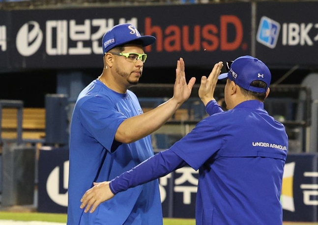 6일 경기를 마친 뒤 하이파이브를 하는 후라도(왼쪽)와 박진만 감독. /사진=삼성 라이온즈