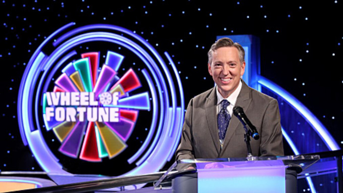 미국 인기 게임쇼 '휠 오브 포춘'(Wheel Of Fortune)의 아나운서 짐 손튼(61)이 소아성애 관련 채팅방에 접속했다는 논란 이후 프로그램에서 하차했다. /사진=소니 픽처스 텔레비전