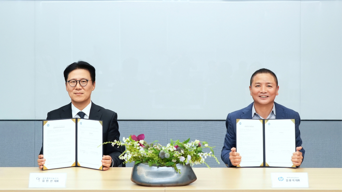 김민선 글로벌테크놀로지 대표 김민선, 김광석 HP프린팅 코리아 대표(오른쪽)가 HP 프린팅 코리아 본사에서 프린팅 시스템 기술 협력을 위한 MOU를 체결한 뒤 기념촬영을 하고 있다./사진 제공=HP프린팅 코리아