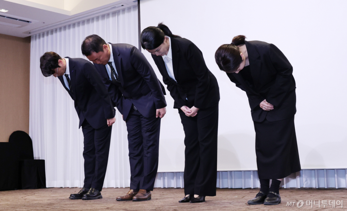 최주희 티빙 대표(오른쪽 두번째)와 주요 경영진이 3일 오후 서울 중구 코리아나호텔에서 사이버 침해 사고에 대해 공식 사과를 하고 있다./사진=뉴스1