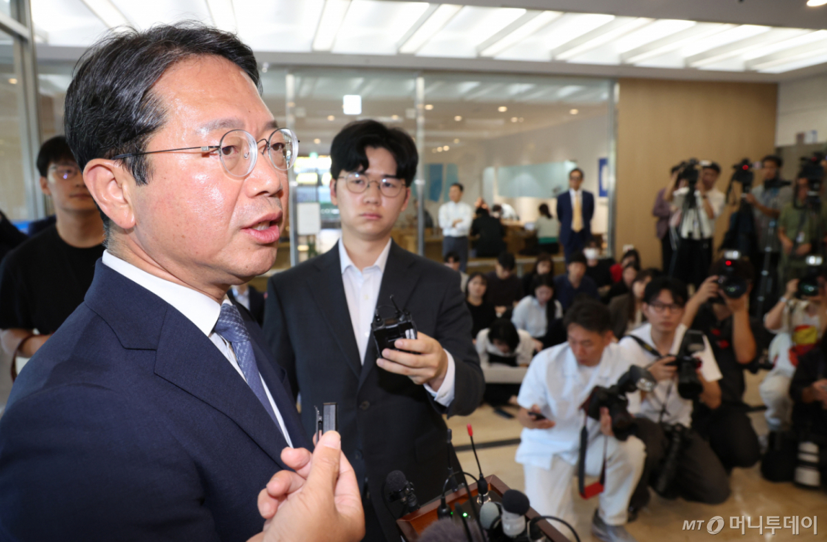 [서울=뉴시스] 조수정 기자 = 김승원 법무부 장관 후보자가 7일 오전 서울 종로구에 마련된 인사청문회 준비사무실로 출근하며 기자들의 질문에 답하고 있다. 2026.09.07. chocrystal@newsis.com /사진=조수정