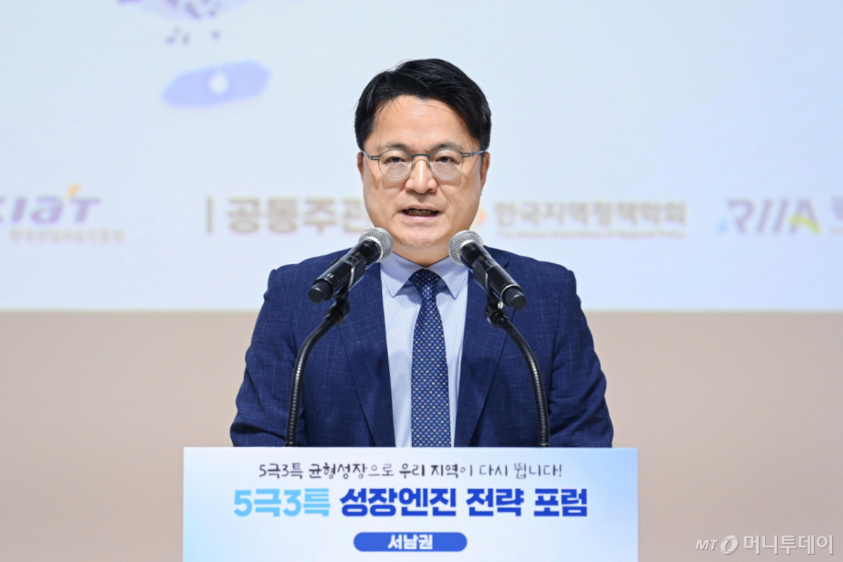문신학 산업통상부 차관이 지난 6월10일 광주 북구 인공지능산업융합사업단 컨퍼런스홀에서 열린 '5극3특 성장엔진 전략포럼'에 참석해 인사말을 하고 있다. /사진=뉴시스