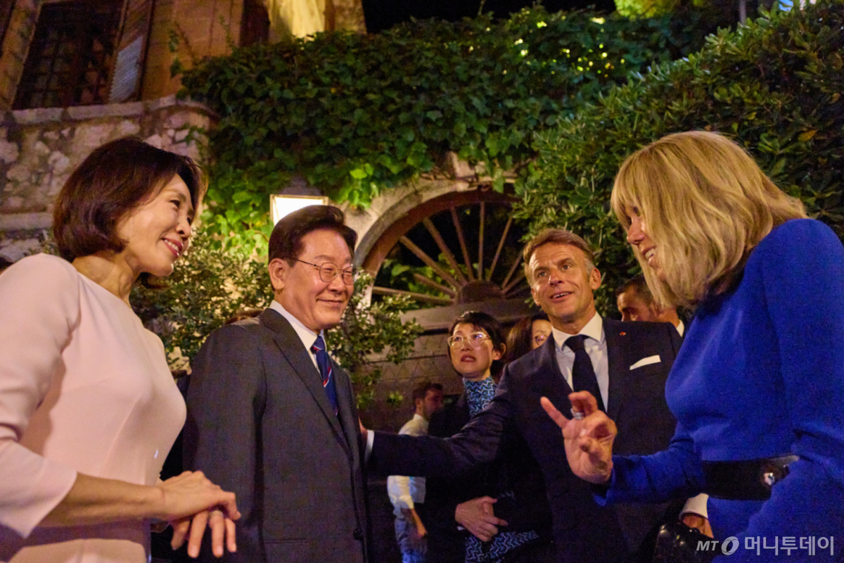 (니스(프랑스)=뉴스1) 이재명 기자 = 이재명 대통령과 김혜경 여사, 에마뉘엘 마크롱, 브리지트 마크롱 여사가 6일(현지시간) 프랑스 니스에서 열린 5대륙 창작자들과의 만찬에서 인사를 나누고 있다. (공동취재) 2026.9.7/뉴스1 Copyright © 뉴스1. All rights reserved. 무단 전재 및 재배포, AI학습 이용 금지. /사진=(니스(프랑스)=뉴스1) 이재명 기자