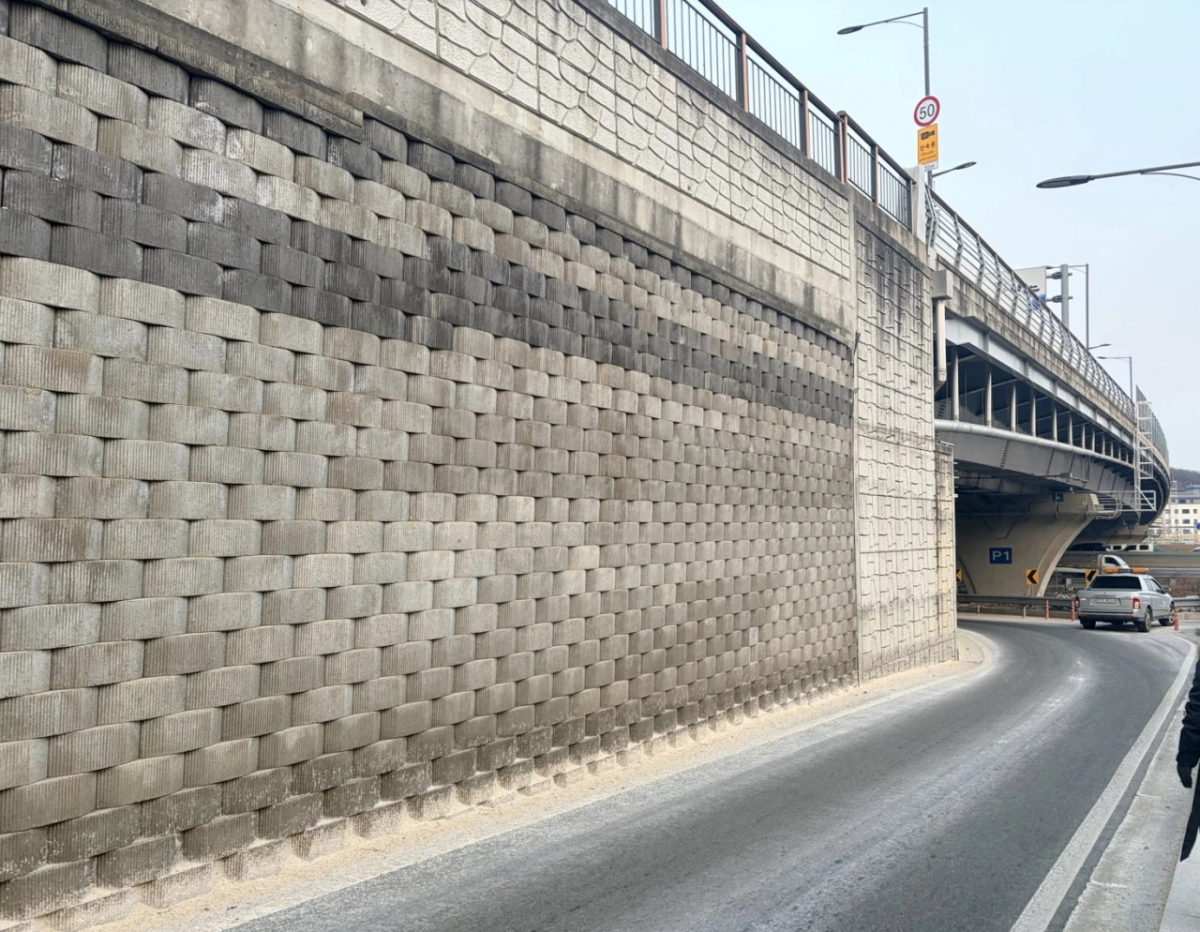 충훈대교 보강토옹벽 모습./사진제공=광명시