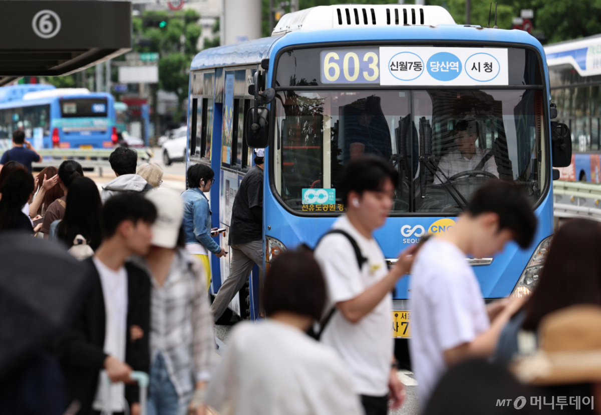(서울=뉴스1) 구윤성 기자 = 서울시의 '70세 이상 버스요금 지원' 조례가 통과된 24일 서울 도심 버스정류장에서 어르신들이 버스를 타고 있다. 이날 열린 서울시의회 제336회 정례회 제2차 본회의에서 '서울특별시 어르신 교통비 지원 조례안'이 통과되면서 서울에 거주하는 70세 이상 시민의 시내버스와 마을버스 교통비를 지원할 수 있는 근거가 마련됐다. 2026.6.24/뉴스1 Copyright © 뉴스1. All rights reserved. 무단 전재 및 재배포, AI학습 이용 금지. /사진=(서울=뉴스1) 구윤성 기자