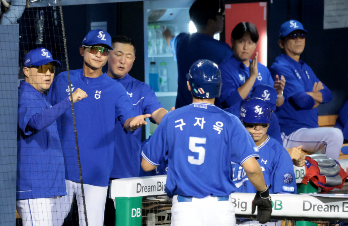 삼성 류지혁이 4일 잠실야구장에서 열린 2026KBO리그 삼성라이온즈와 LG트윈스 경기 4회초 2사 3루에서 적시타를 터트리자 3루주자 구자욱이 득점했다. 박진만 감독이 구자욱을 축하하고 있다. 2026.09.04. /사진=강영조 cameratalks@